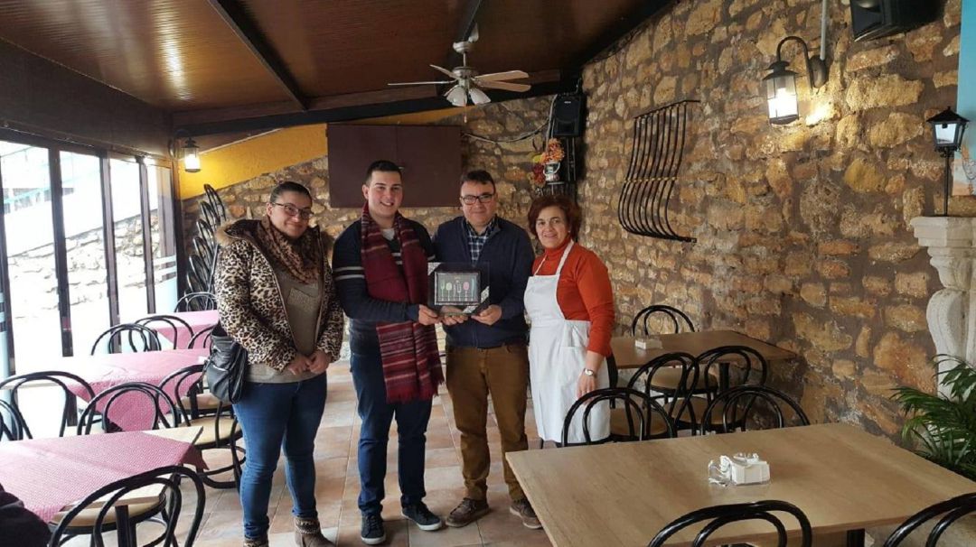 Entrega de placas a los establecimientos ganadores en la II Ruta de la Tapa de Castillo de Locubín Entrega de placas a los establecimientos ganadores en la II Ruta de la Tapa de Castillo de Locubín
