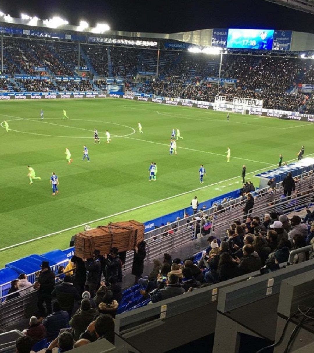 Imagen de la grada de Mendizorroza, parodiando un funeral por el fútbol. Imagen de la grada de Mendizorroza, parodiando un funeral por el fútbol.