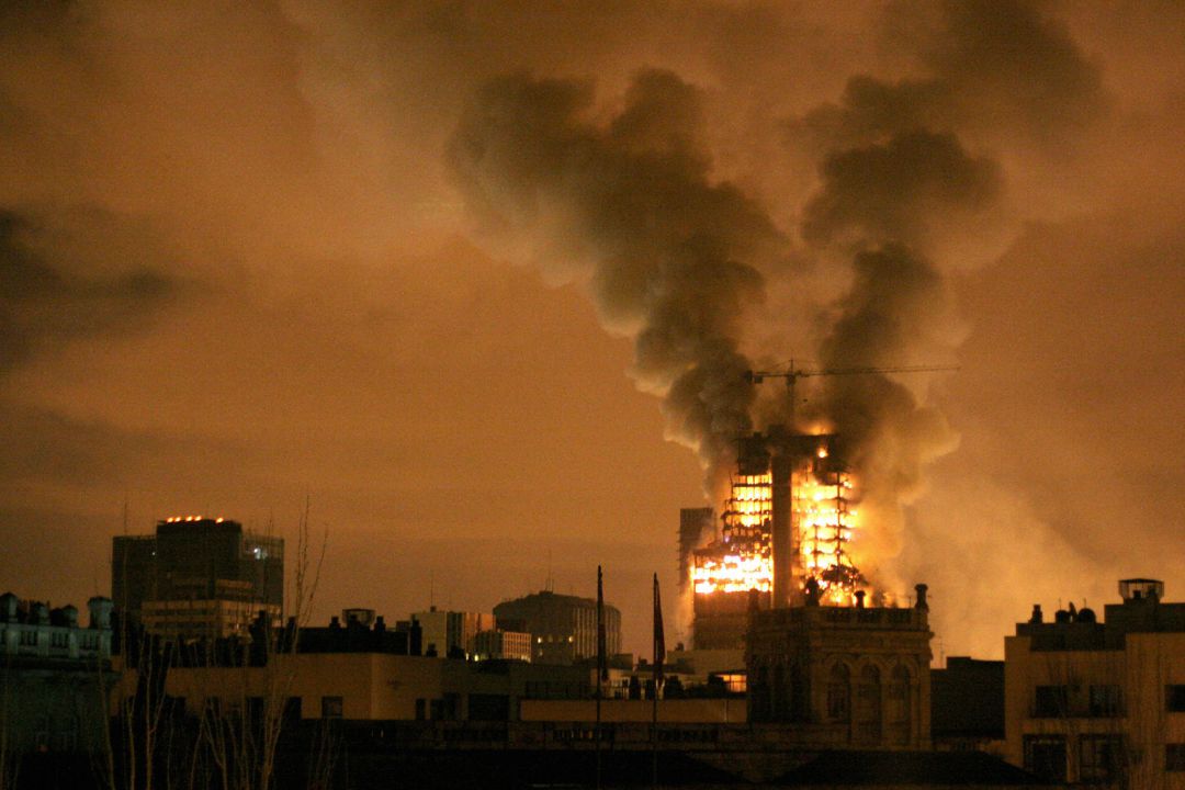 El edificio Windor ardiendo en la noche del 13 de febrero de 2005 El edificio Windor ardiendo en la noche del 13 de febrero de 2005