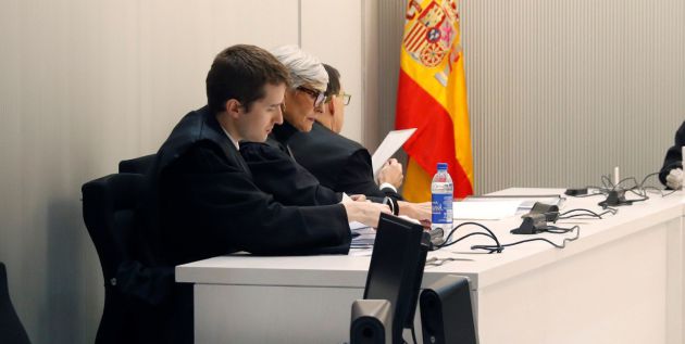 La abogada de Josep Lluís Trapero, Olga Tubau (2i), esta martes en la Audiencia Nacional La abogada de Josep Lluís Trapero, Olga Tubau (2i), esta martes en la Audiencia Nacional