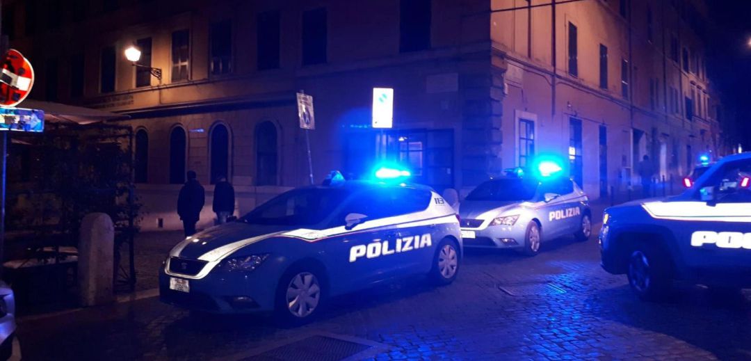 Oficiales de policía y personal médico acuden al lugar de una pelea en el centro de Roma, Italia, el 13 de febrero de 2019 Oficiales de policía y personal médico acuden al lugar de una pelea en el centro de Roma, Italia, el 13 de febrero de 2019
