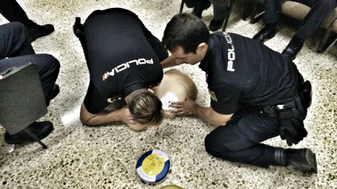 Ángeles de la guarda vestidos de agentes