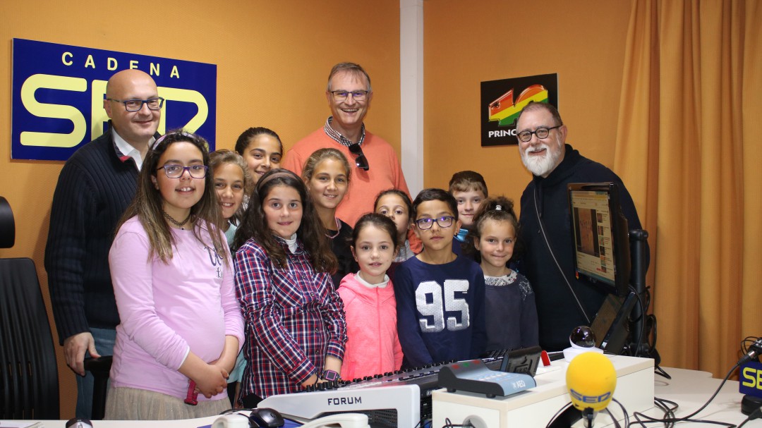 Alumnos del colegio Padre Poveda visitan Radio Guadix con motivo del dia internacional de la radio