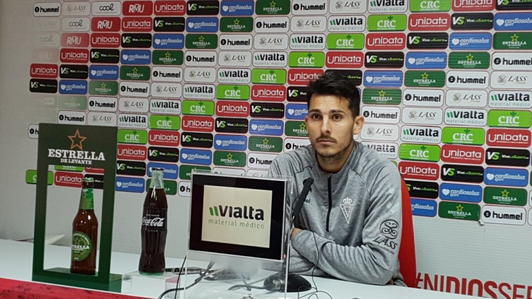 Armando en sala de prensa tras el entrenamiento en Cobatillas Armando en sala de prensa tras el entrenamiento en Cobatillas