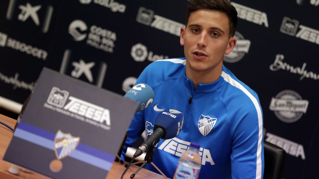 Pau Torres, contestando una pregunta en el estadio de atletismo Pau Torres, contestando una pregunta en el estadio de atletismo