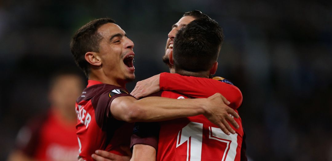 Ben Yedder celebra el gol del Sevilla junto a sus compañeros Ben Yedder celebra el gol del Sevilla junto a sus compañeros