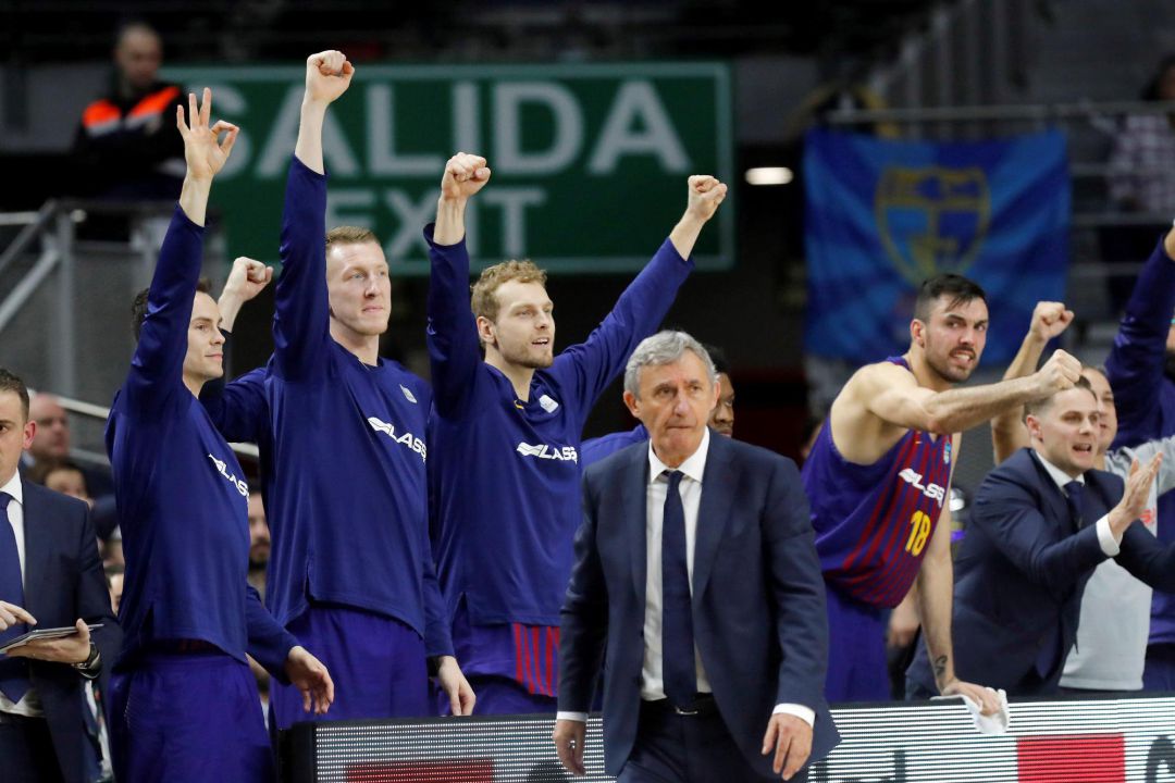 Los jugadores del Barcelona celebran una anotación Los jugadores del Barcelona celebran una anotación