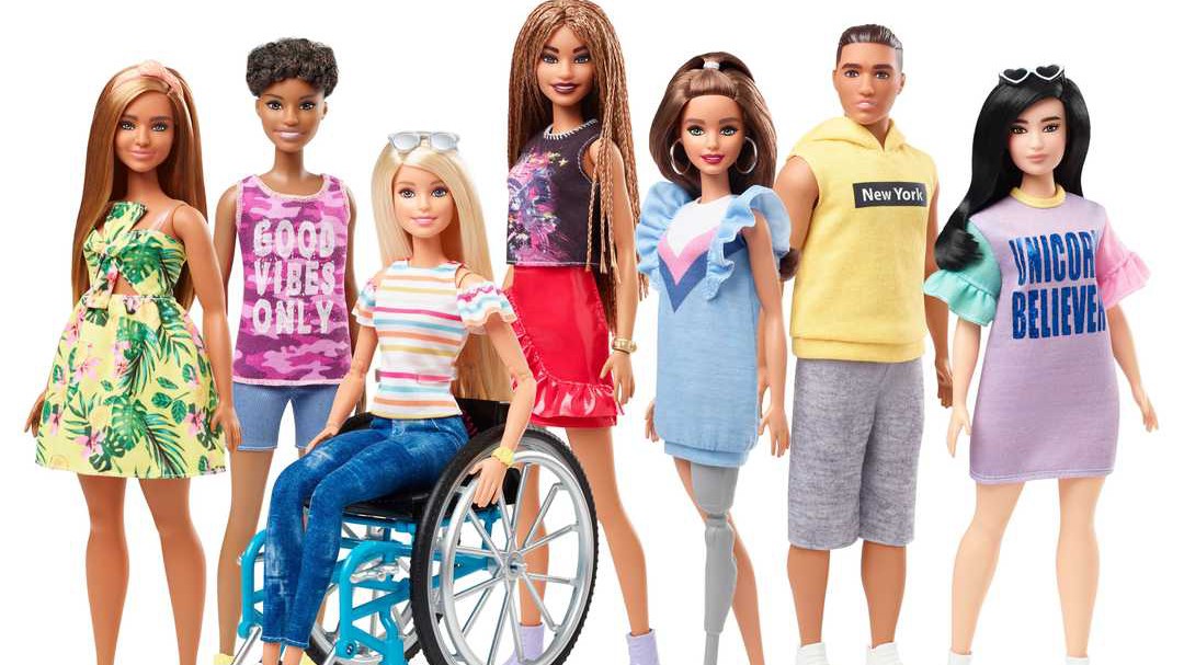 Mattel lanza una línea de muñecas Barbie con sillas de ruedas y prótesis