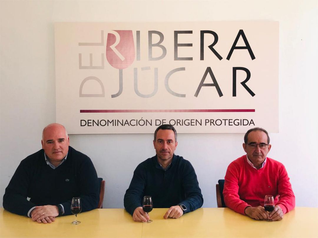 Javier Prósper en el centro, presidente de la DO Ribera del Júcar y Juan Miguel Cebrían, derecha, presidente de la DO Manchuela. Javier Prósper en el centro, presidente de la DO Ribera del Júcar y Juan Miguel Cebrían, derecha, presidente de la DO Manchuela.