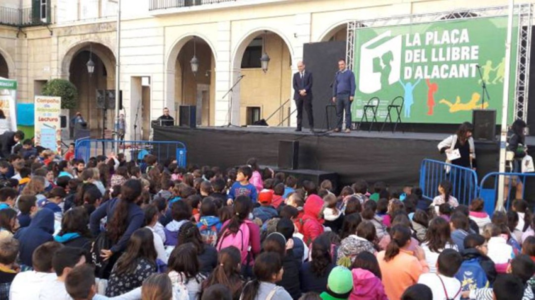 La Plaça del Llibre se diversifica tras el plante del Ayuntamiento