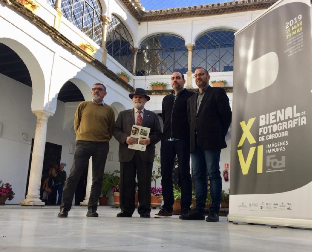 De izquierda a derecha: el coordinador general de la Bienal, Juan Carlos Limia; el presidente de AFOCO, Pepe Gálvez; el comisario de la selección oficial, Óscar Fernández y el teniente de alcalde de cultura, David Luque. De izquierda a derecha: el coordinador general de la Bienal, Juan Carlos Limia; el presidente de AFOCO, Pepe Gálvez; el comisario de la selección oficial, Óscar Fernández y el teniente de alcalde de cultura, David Luque.
