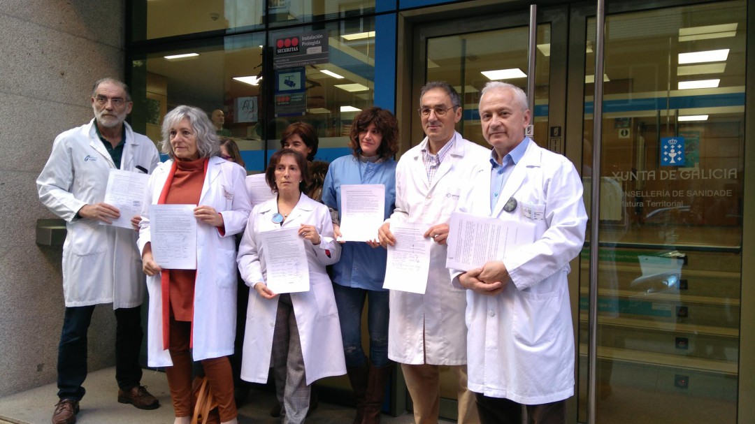 Los médicos de cabecera entregan firmas en el Sergas por la mejora del servicio