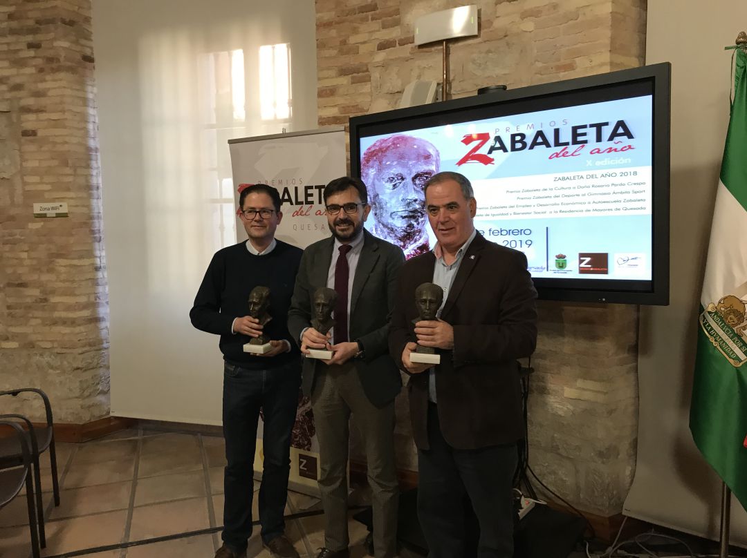 De izquierda a derecha, el concejal de cultura, Juan Antonio López; el diputado de Cultura y Deporte, Juan Ángel Pérez, y el alcalde de Quesada, Manuel Vallejo. De izquierda a derecha, el concejal de cultura, Juan Antonio López; el diputado de Cultura y Deporte, Juan Ángel Pérez, y el alcalde de Quesada, Manuel Vallejo.
