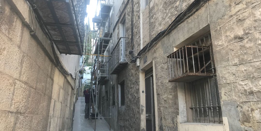 Dos operarios trabajan en el desescombro interno del edificio que se derrumbó parcialmente el pasado miércoles. Dos operarios trabajan en el desescombro interno del edificio que se derrumbó parcialmente el pasado miércoles.