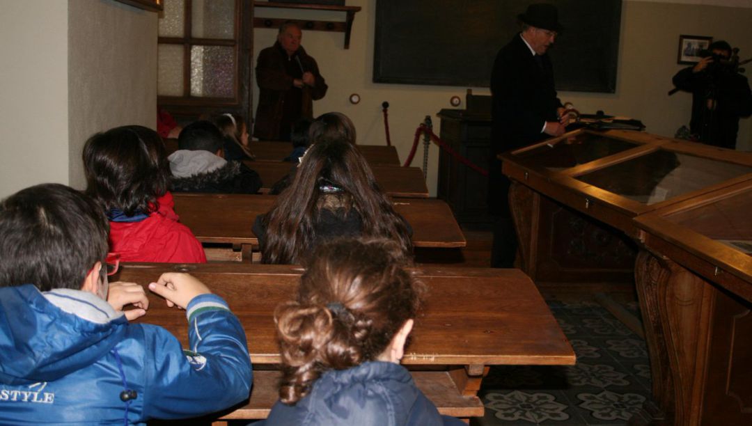 Varios niños asisten a la recreación de una clase de Antonio Machado en el aula en el que dio clase en el IES 'Santísima Trinidad'. Varios niños asisten a la recreación de una clase de Antonio Machado en el aula en el que dio clase en el IES 'Santísima Trinidad'.