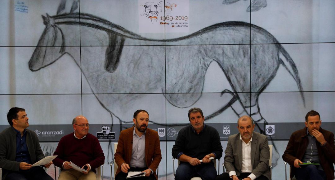 El diputado de Cultura, Denis Itxaso (3i); el gerente de Ekainberri, Juanjo Aramburu (i), junto a representantes del Gobierno Vasco y Aranzadi, han presentado este jueves en San Sebastián las actividades organizadas para celebrar el 50 aniversario del hallazgo de la cueva de Ekain. El diputado de Cultura, Denis Itxaso (3i); el gerente de Ekainberri, Juanjo Aramburu (i), junto a representantes del Gobierno Vasco y Aranzadi, han presentado este jueves en San Sebastián las actividades organizadas para celebrar el 50 aniversario del hallazgo de la cueva de Ekain.