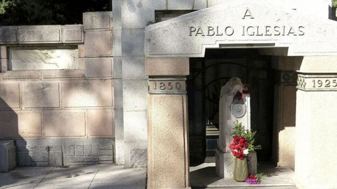 Tumba del fundador socialista Pablo Iglesias en el cementerio de la Almudena en Madrid. Tumba del fundador socialista Pablo Iglesias en el cementerio de la Almudena en Madrid.