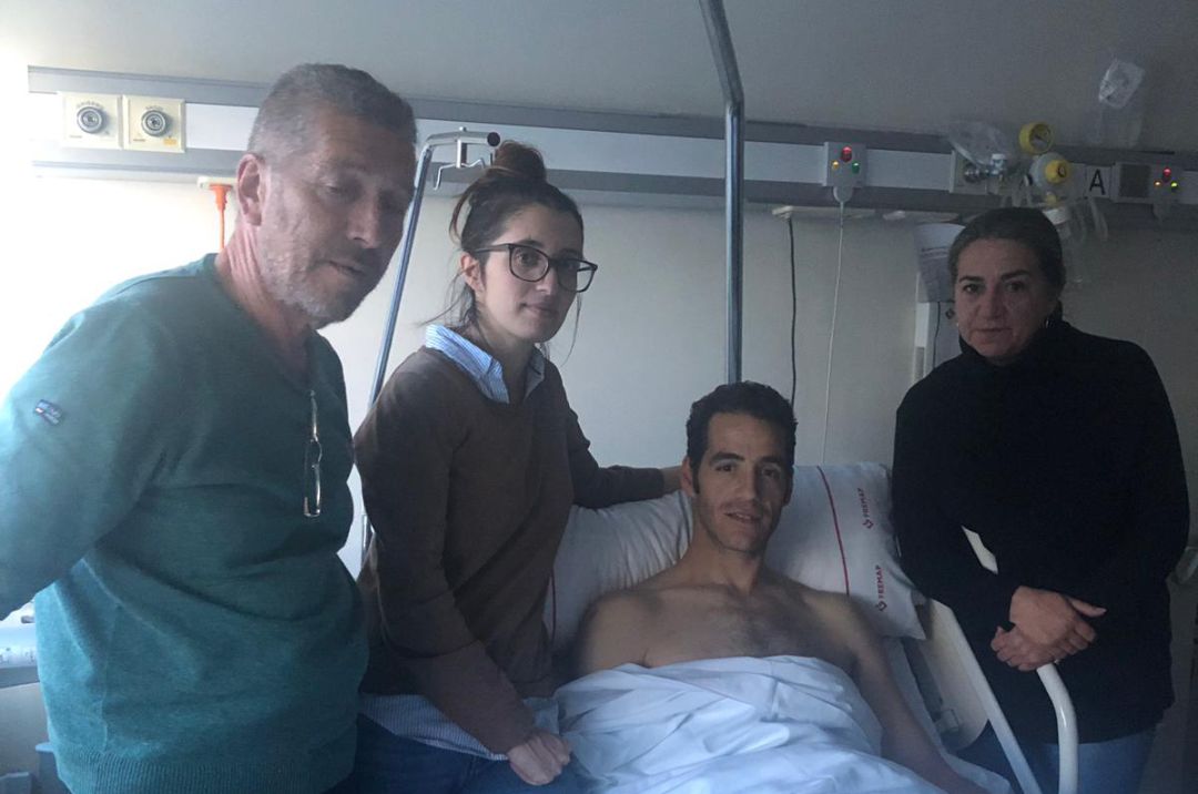 Pepe Moral, acompañado por sus familiares, en la clínica Fremap de Majadahonda (Madrid) Pepe Moral, acompañado por sus familiares, en la clínica Fremap de Majadahonda (Madrid)