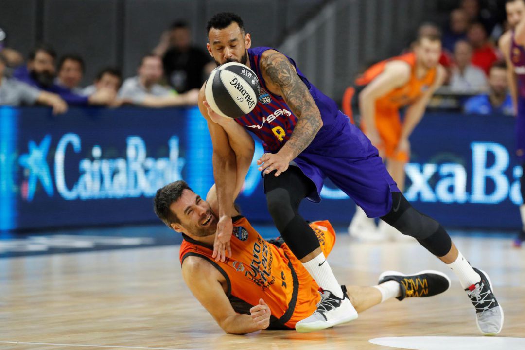 GRAF7359. MADRID, 14022019.- El alero húngaro del Barcelona Lassa, Adam Hanga (d) y el alero del Valencia Basket Fernando San Emeterio en el partido de cuartos de final de la Copa del Rey de baloncesto que se disputa esta noche en el Wizink Center Madrid. EFEJuan Carlos Hidalgo GRAF7359. MADRID, 14022019.- El alero húngaro del Barcelona Lassa, Adam Hanga (d) y el alero del Valencia Basket Fernando San Emeterio en el partido de cuartos de final de la Copa del Rey de baloncesto que se disputa esta noche en el Wizink Center Madrid. EFEJuan Carlos Hidalgo