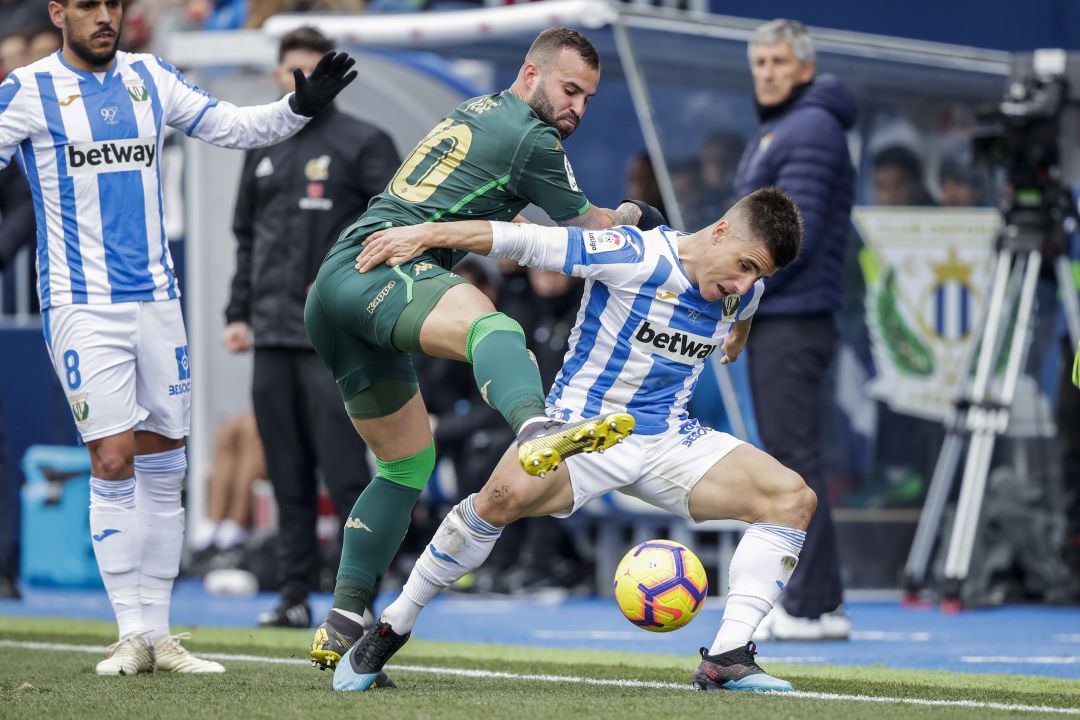 Unai Bustinza (CD Leganés) pelea con Jese Rodriguez (Real Betis B.) por un balón en el pasado partido en Butarque. En segundo plano, Quique Setién observa la escena. Unai Bustinza (CD Leganés) pelea con Jese Rodriguez (Real Betis B.) por un balón en el pasado partido en Butarque. En segundo plano, Quique Setién observa la escena.