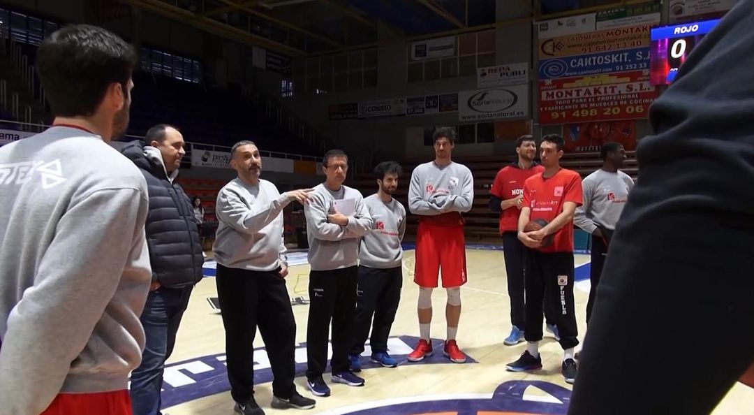 'Jota' Cuspinera, en el centro, junto a su segundo, José María Raventós (d), y Ferrán López, director deportivo (i), se dirigen a los jugadores sobre el parqué del Pabellón Fernando Martín. 'Jota' Cuspinera, en el centro, junto a su segundo, José María Raventós (d), y Ferrán López, director deportivo (i), se dirigen a los jugadores sobre el parqué del Pabellón Fernando Martín.