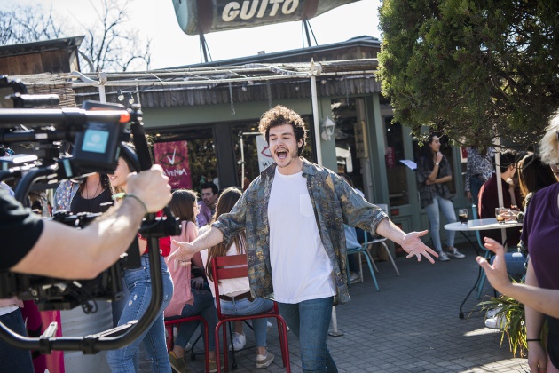 Miki durante la grabación del videoclip de 'La venda' Miki durante la grabación del videoclip de 'La venda'