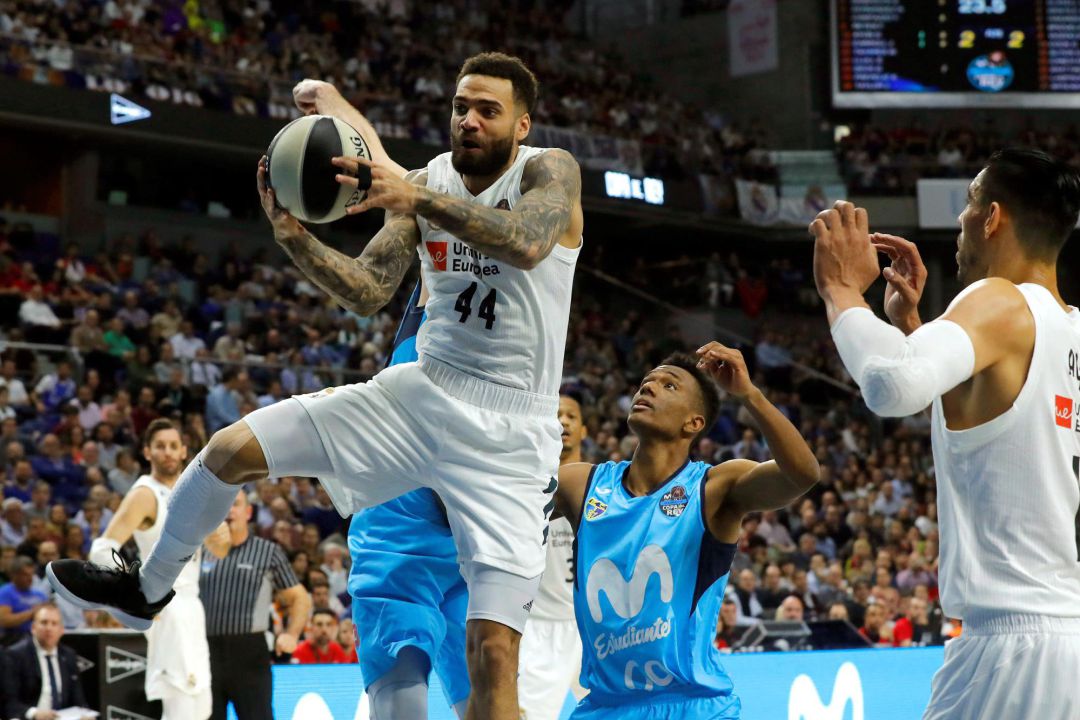 El alero sueco del Real Madrid, Jeffery Taylor (i), durante el partido de cuartos de final de la Copa del Rey El alero sueco del Real Madrid, Jeffery Taylor (i), durante el partido de cuartos de final de la Copa del Rey