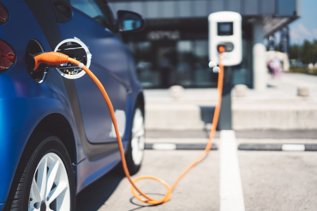 Vehículo eléctrico en un punto de recarga Vehículo eléctrico en un punto de recarga