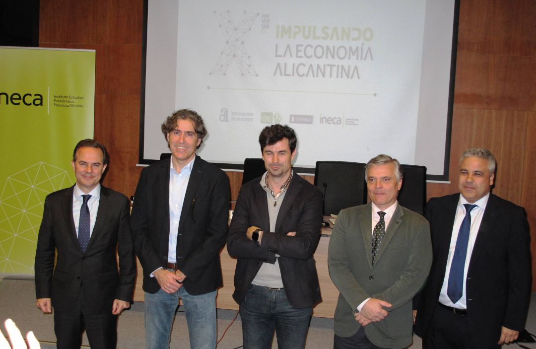 El presidente de INECA, Rafael Ballester, junto a Carlos Castillo (d) en la presentación de los actos del décimo aniversario del Instituto de Estudios Económicos. El presidente de INECA, Rafael Ballester, junto a Carlos Castillo (d) en la presentación de los actos del décimo aniversario del Instituto de Estudios Económicos.