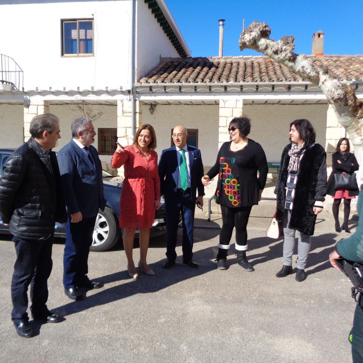 Virginia Barcones visita la remodelación del puente de La Vid