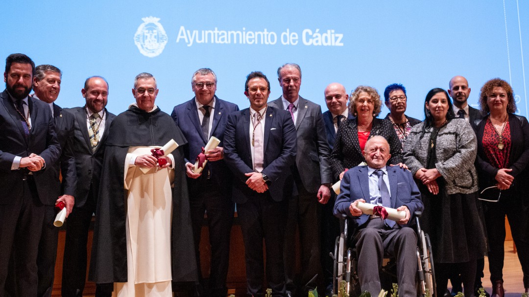 El Ayuntamiento entrega las distinciones de Hijos Predilectos y Adoptivos