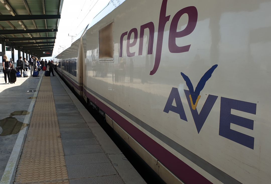 El AVE, en la estación de Antequera-Santa Ana (Málaga) El AVE, en la estación de Antequera-Santa Ana (Málaga)