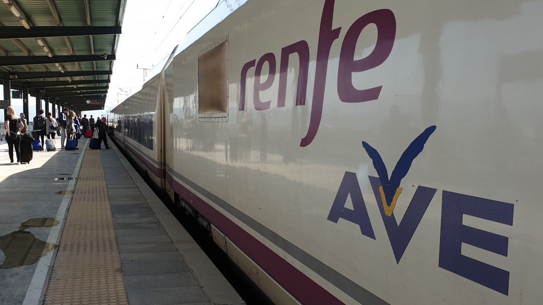 La patronal pide un AVE que una los aeropuertos de Granada y Málaga