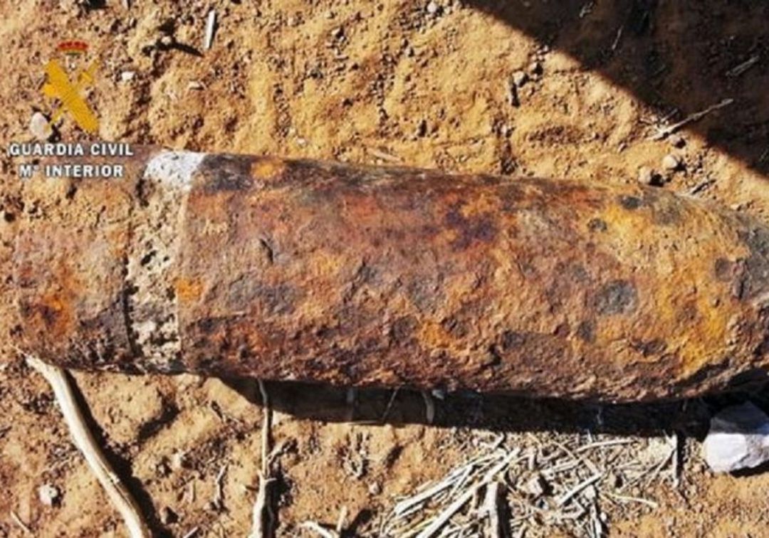 Desactivado un proyectil de la Guerra Civil hallado en la playa de Carchuna