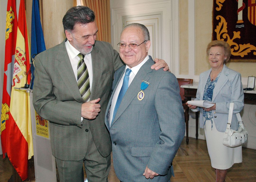 Pedro Lozano recibiendo la Medalla al Mérito del trabajo en la Categoría de Oro que le entregó el entonces delegado del Gobierno Pedro Lozano recibiendo la Medalla al Mérito del trabajo en la Categoría de Oro que le entregó el entonces delegado del Gobierno