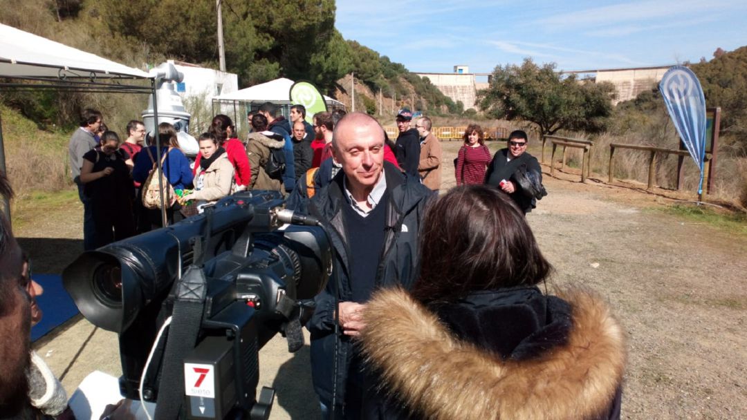 Jaime Palop, consejero delegado de Emasesa, atiende a los medios de comunicación con la presa del Gergal al fondo Jaime Palop, consejero delegado de Emasesa, atiende a los medios de comunicación con la presa del Gergal al fondo