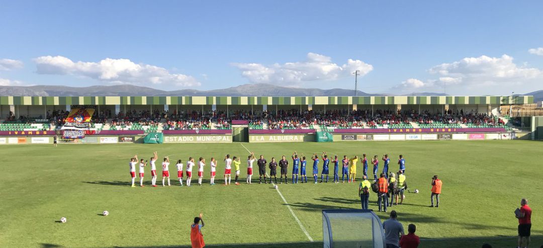 Los dos equipos saludan desde el centro del campo en el derbi de la primera vuelta en La Albuera Los dos equipos saludan desde el centro del campo en el derbi de la primera vuelta en La Albuera