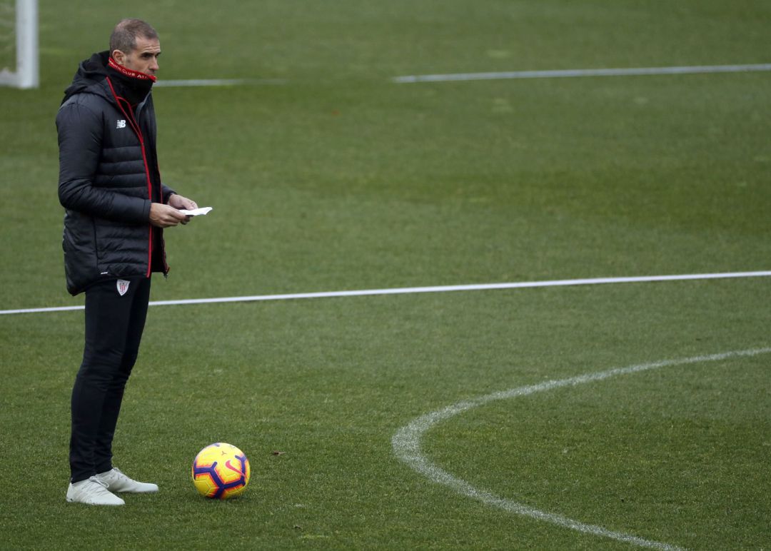 GRAFCAV1426. LEZAMA,-Gaizka Garitano, este jueves en el entrenamiento del equipo con el que el Athletic prepara el partido liguero del domingo ante el FC Barcelona en San Mamés. GRAFCAV1426. LEZAMA,-Gaizka Garitano, este jueves en el entrenamiento del equipo con el que el Athletic prepara el partido liguero del domingo ante el FC Barcelona en San Mamés.