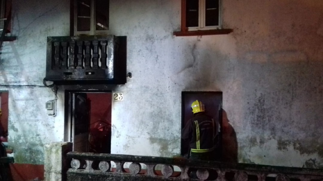 Un anciano, intoxicado por humo al incendiarse su casa de Bergondo