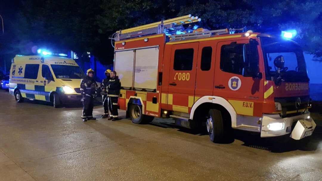 Un incendio obliga a desalojar trece viviendas en La Palmilla de Málaga