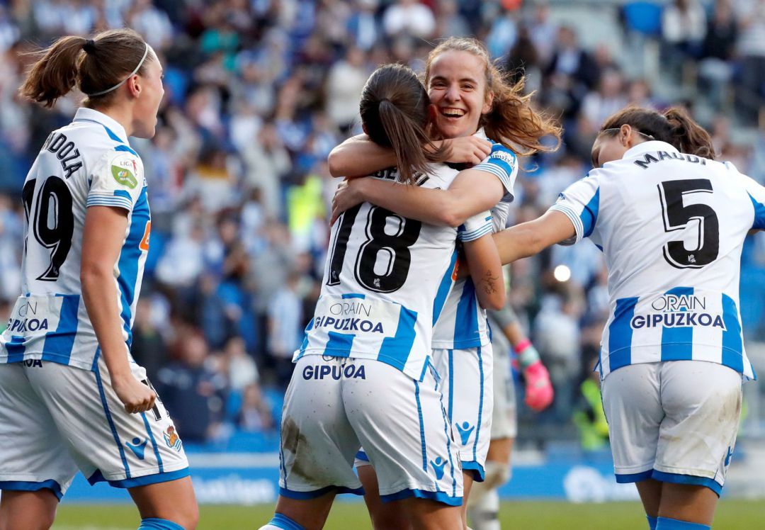 Las jugadoras de la Real celebran el segundo en Anoeta. Las jugadoras de la Real celebran el segundo en Anoeta.