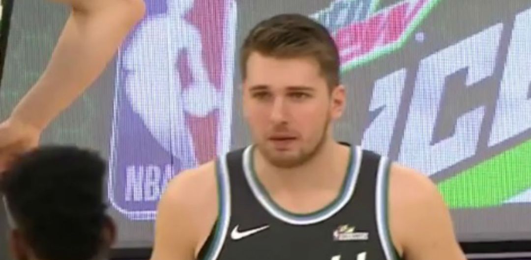 Luka Doncic charla con DeAndre Ayton durante el partido y bromea Luka Doncic charla con DeAndre Ayton durante el partido y bromea