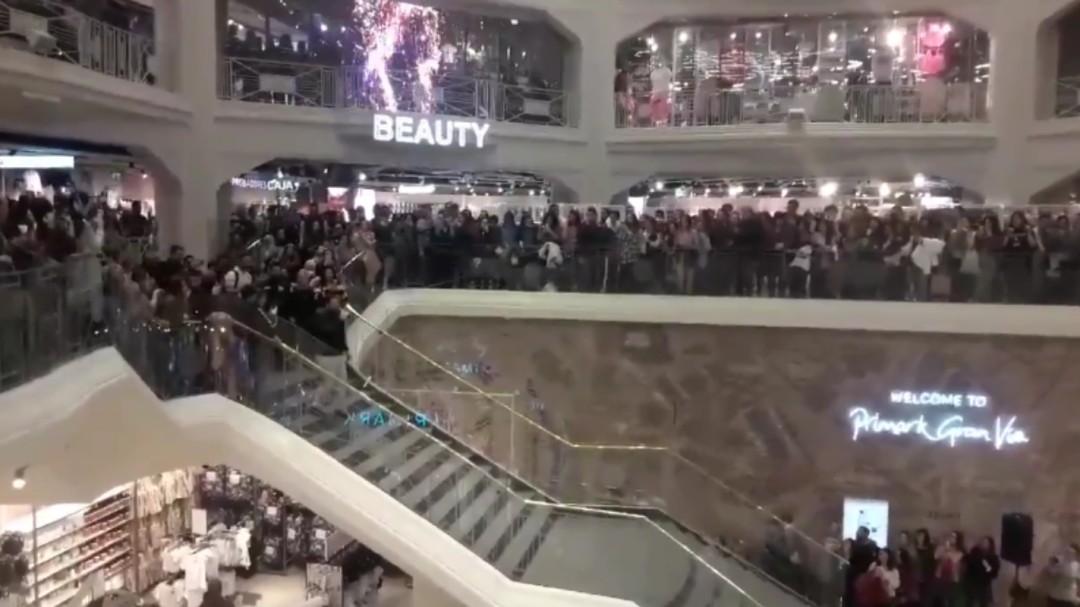 Un hombre pide matrimonio a su pareja en el Primark de Gran Vía y la reacción de las redes es unánime