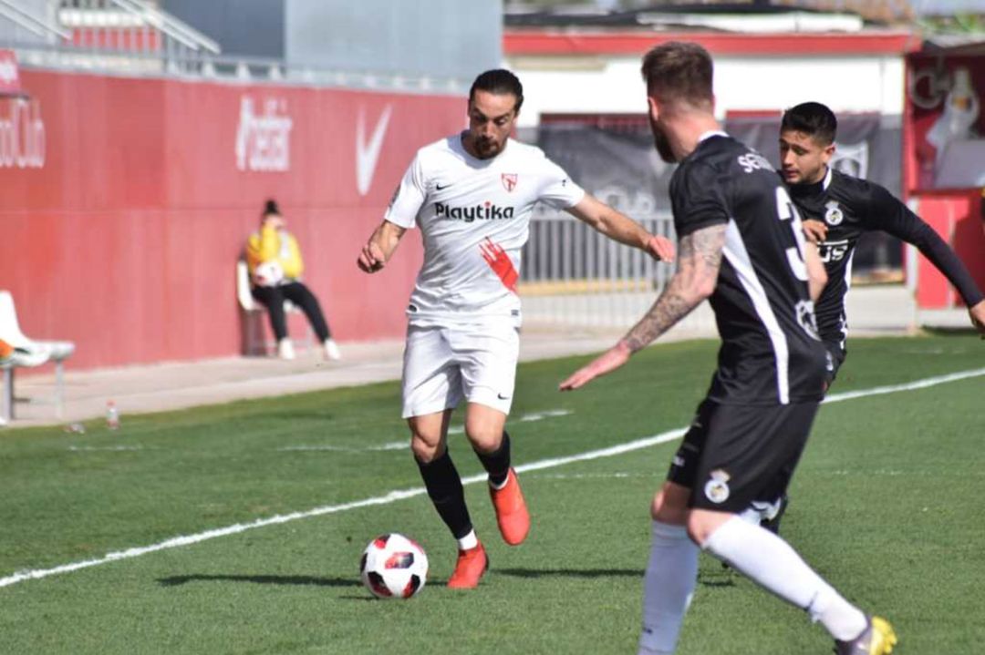 Un momento del partido. Un momento del partido.