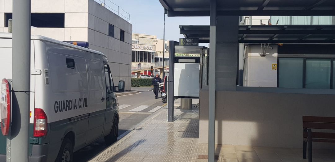 Hasta una treintena de funcionarios comparten espacio en las dependencias provisionales habilitadas en el Cetis Hasta una treintena de funcionarios comparten espacio en las dependencias provisionales habilitadas en el Cetis