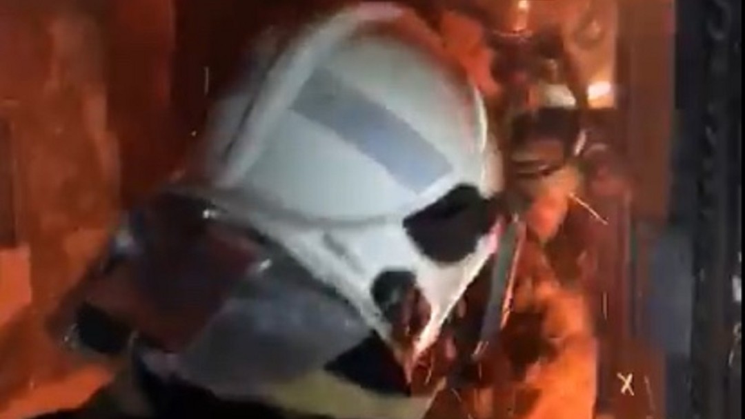 Un brasero eléctrico provoca un incendio en Salobreña afectando a un bloque de viviendas