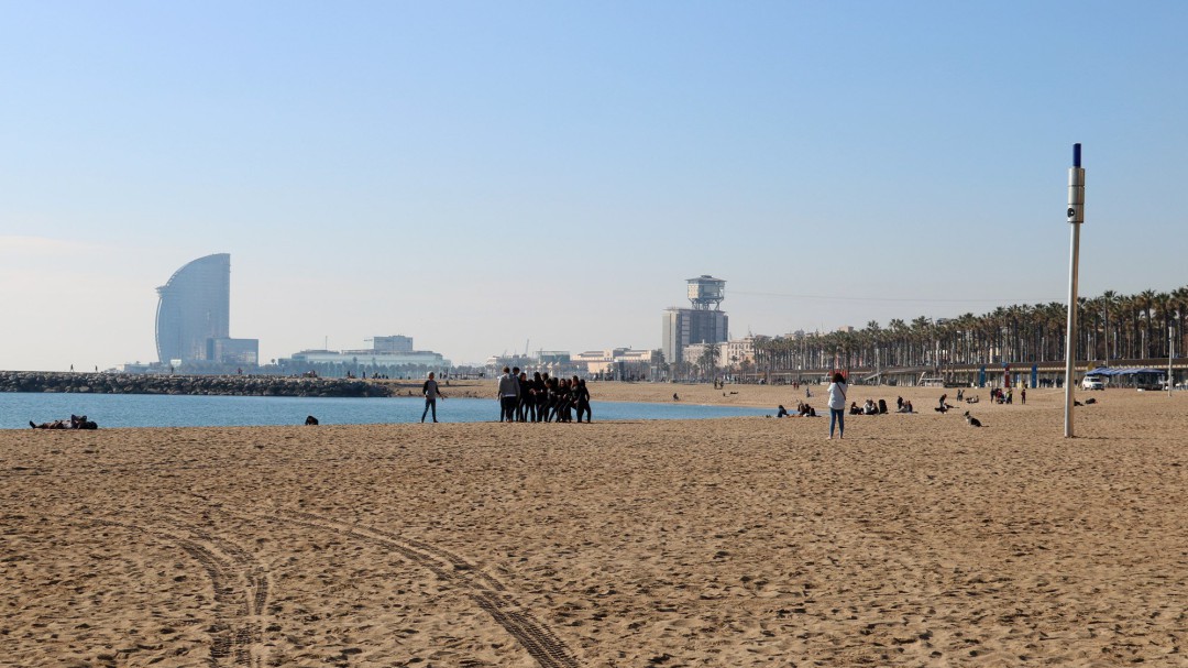 Investiguen la mort d'una dona en una platja de Barcelona