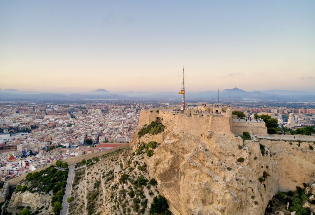Recaudan fondos para llevar a Italia a un joven que se quedó en coma tras precipitarse desde el castillo de Santa Bárbara Recaudan fondos para llevar a Italia a un joven que se quedó en coma tras precipitarse desde el castillo de Santa Bárbara