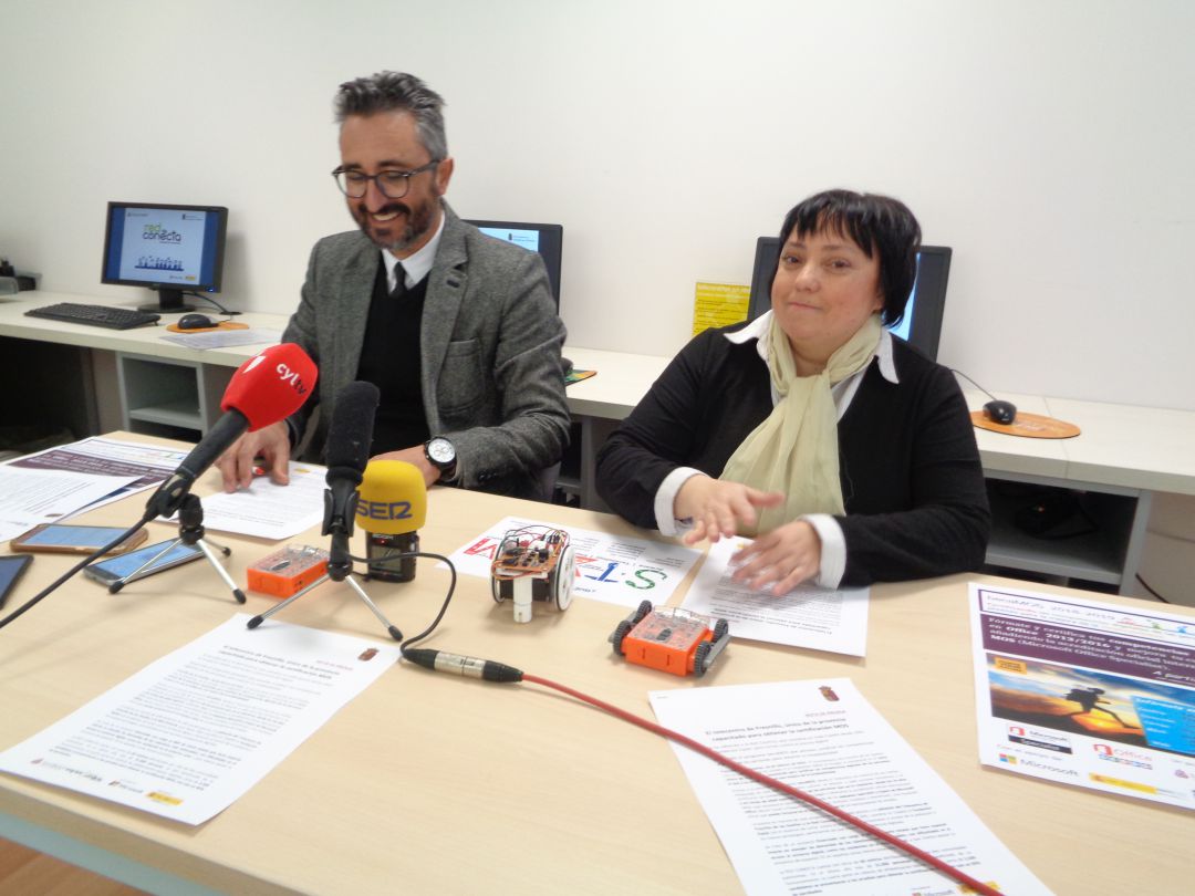 Gema Miravalles, dinamizadora del Telecentro, y Gustavo García, alcalde de Fresnillo de las Dueñas Gema Miravalles, dinamizadora del Telecentro, y Gustavo García, alcalde de Fresnillo de las Dueñas