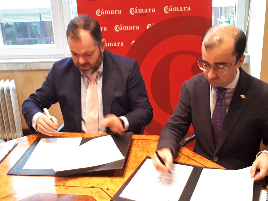 El presidente de la Cámara de Comercio de Oviedo, Carlos Paniceres, y el alcalde de Cangas del Narcea, José Víctor Rodríguez, firman el acuerdo en la capital asturiana El presidente de la Cámara de Comercio de Oviedo, Carlos Paniceres, y el alcalde de Cangas del Narcea, José Víctor Rodríguez, firman el acuerdo en la capital asturiana
